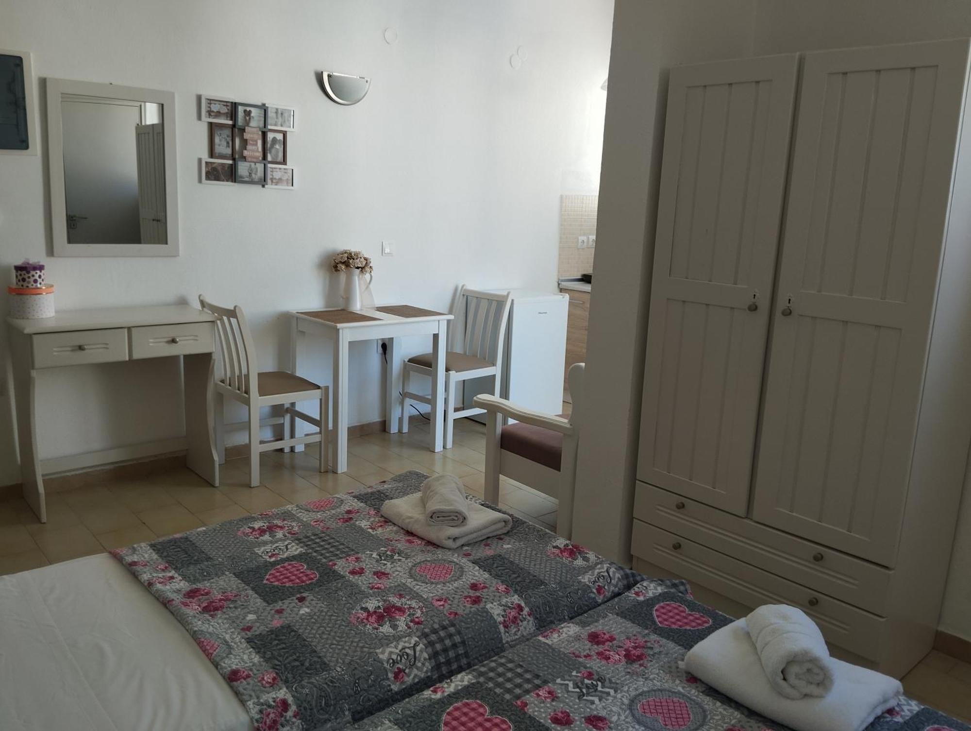 Lilian's Seaview-party Street-youth * Rhodes City